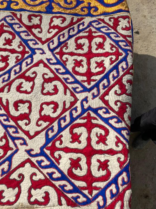 Түсті киіз сатылады