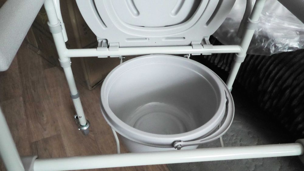 Кресло с санитарным оснащением