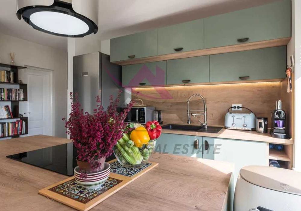 Продава се Тристаен апартамент в к.к. Св.Св. Константин и Елена - 102 кв.м за 3775 €/кв.м - Снимка #1