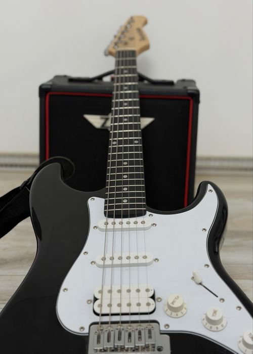 Продам электрогитару с комбоусилителем