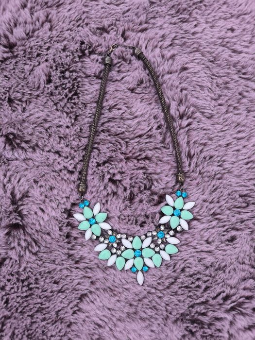 Coliere speciale  de ocazie albastru/alb cu reflexe/perle/ visiniu