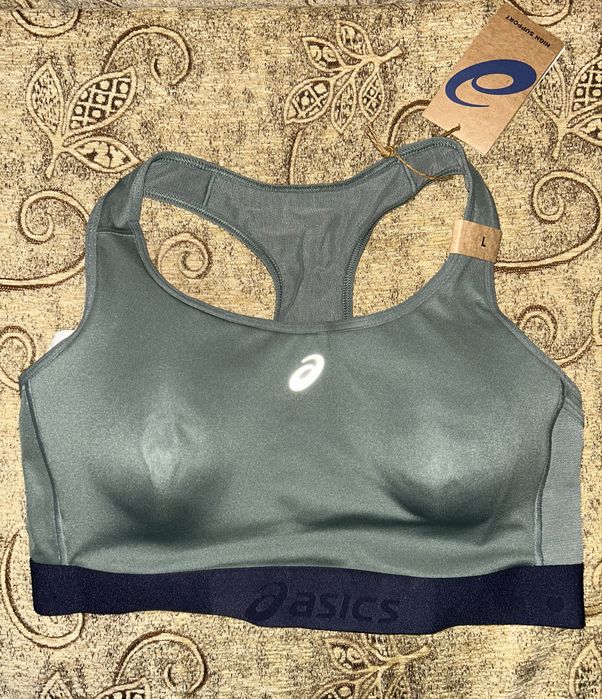 Asics бюстие, чорапи, ветровка, шорти.