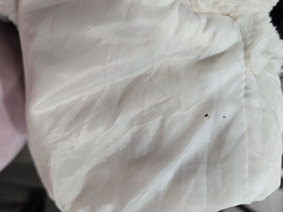 Бяло пухено палто