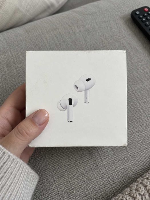 Airpods Pro 2 с USB-C кутия, шумопотискане, четири размера накрайници, документи и гаранция