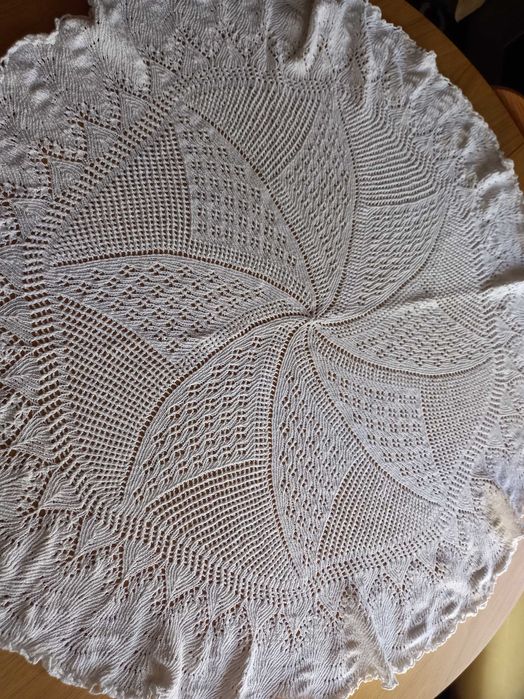 Плетена покривка за обла маса