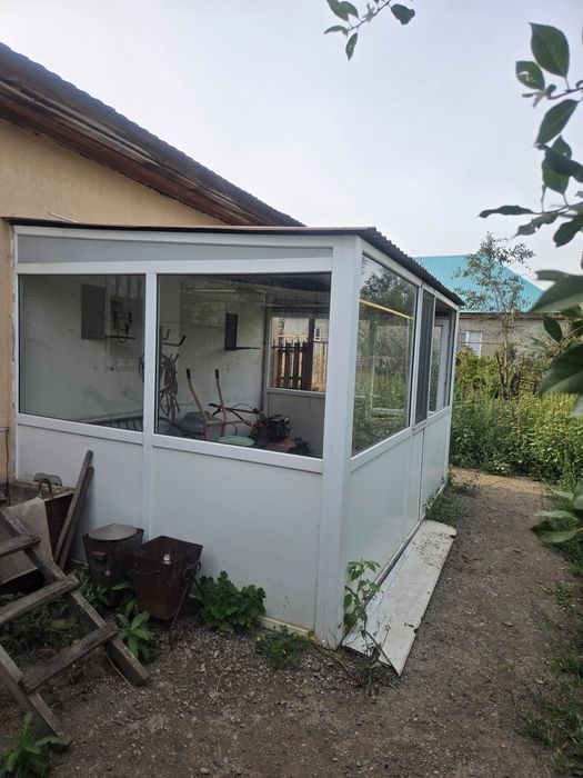 Продам пластиковую беседку.