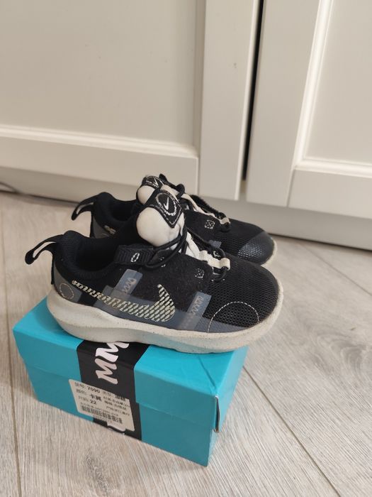 Детские кроссовки Nike.