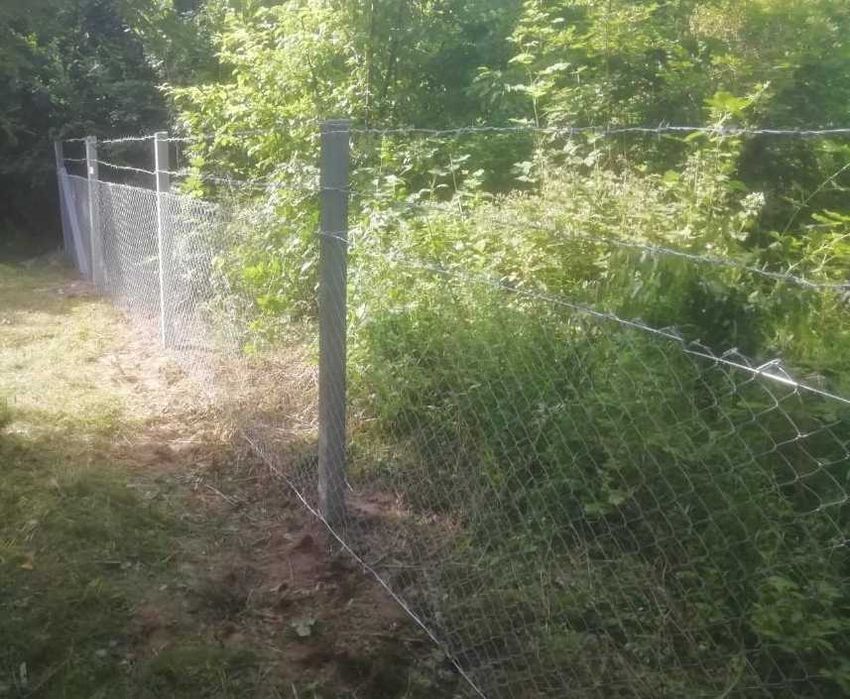 Gard din stalpi beton/metal cu plasa metalica