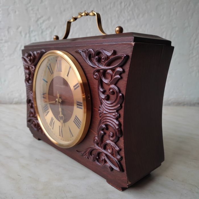 Настольные часы «Весна» (СССР)