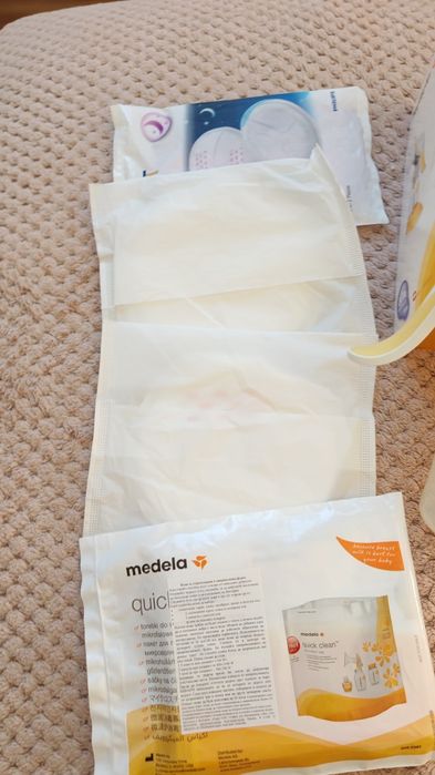 Ръчна помп за кърма Medela Harmoni с биберони Calma и подаръци