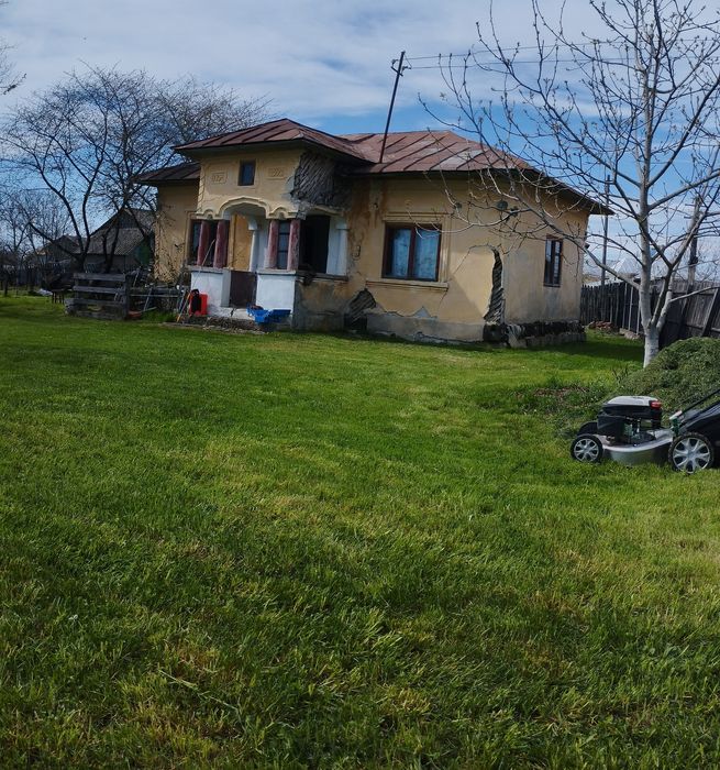 Vând casa bătrânească cu teren 1425 mp in Oarja,jud Arges.