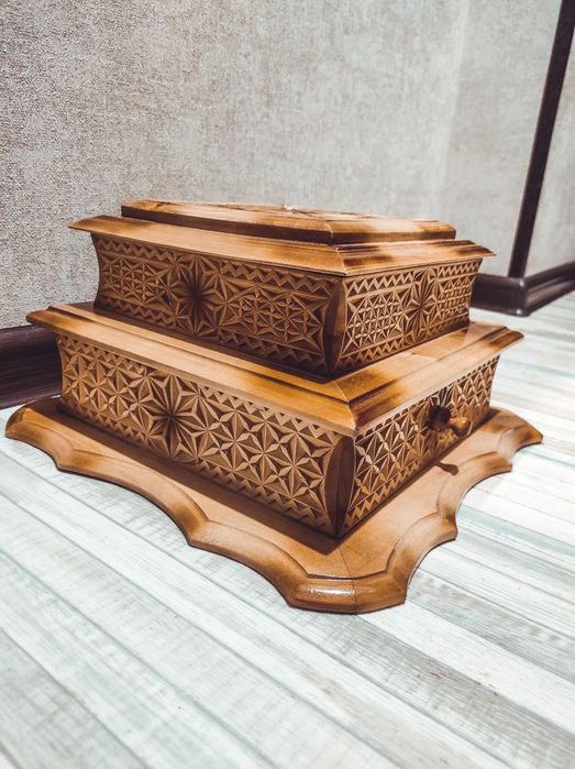 Деревянная шкатулка