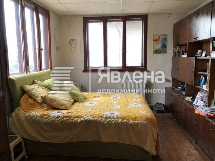 Самостоятелен етаж от къща с допълнителна постройка