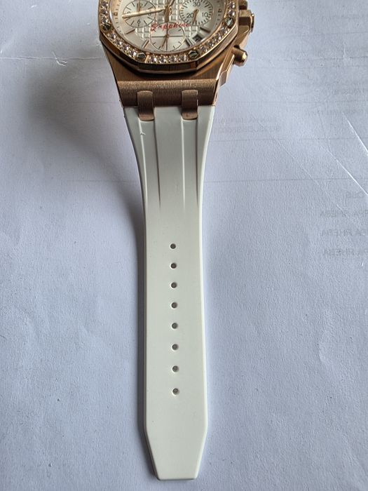 Дамски луксозен часовник Audemars Piguet 37 mm
Royal Oak Offshore 37mm in Rose Gold with Diamond Bez