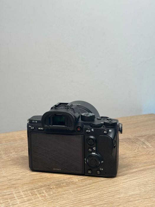 Sony a7III cu obiectivul 50 mm sony f1.8