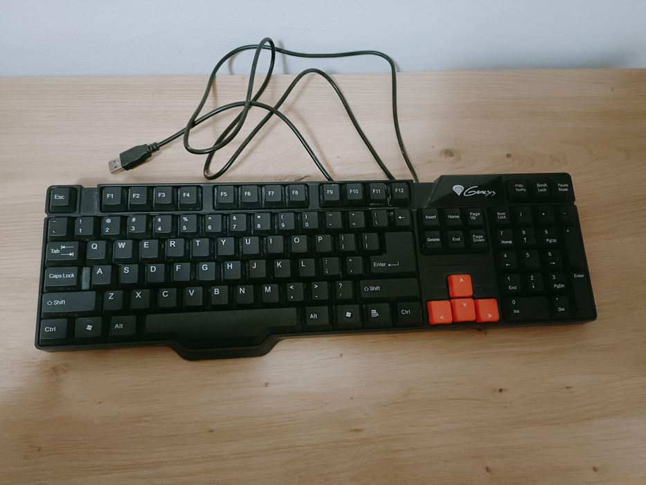 Vând tastatura Genesis