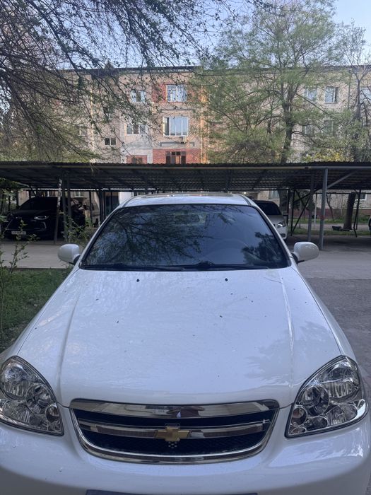 Lacetti 1.6 sotiladi