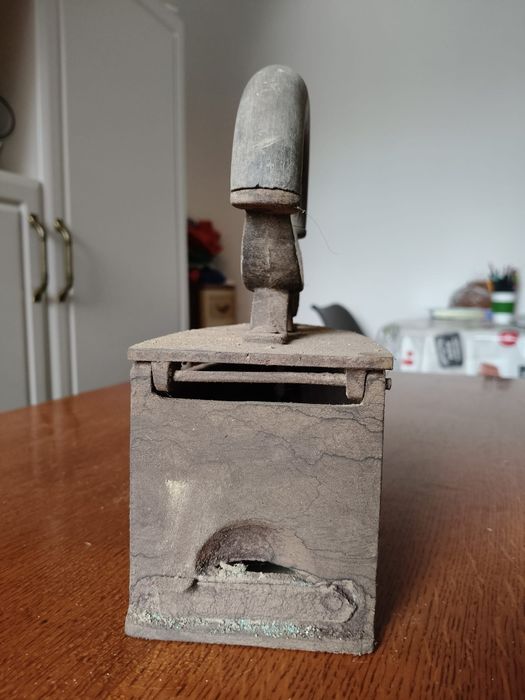 Fier de călcat cu cărbuni vechi vintageinterbelic