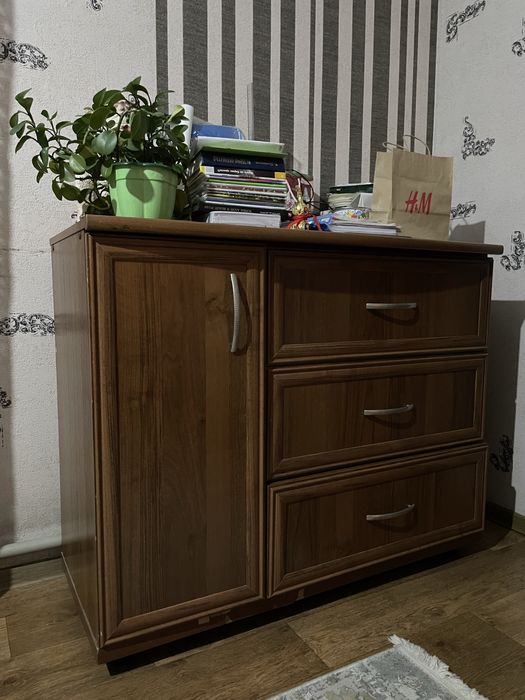 Тумбочка и шкаф для вещей
