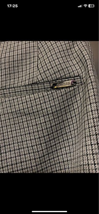 Pantaloni noi , de la Guess , originali
