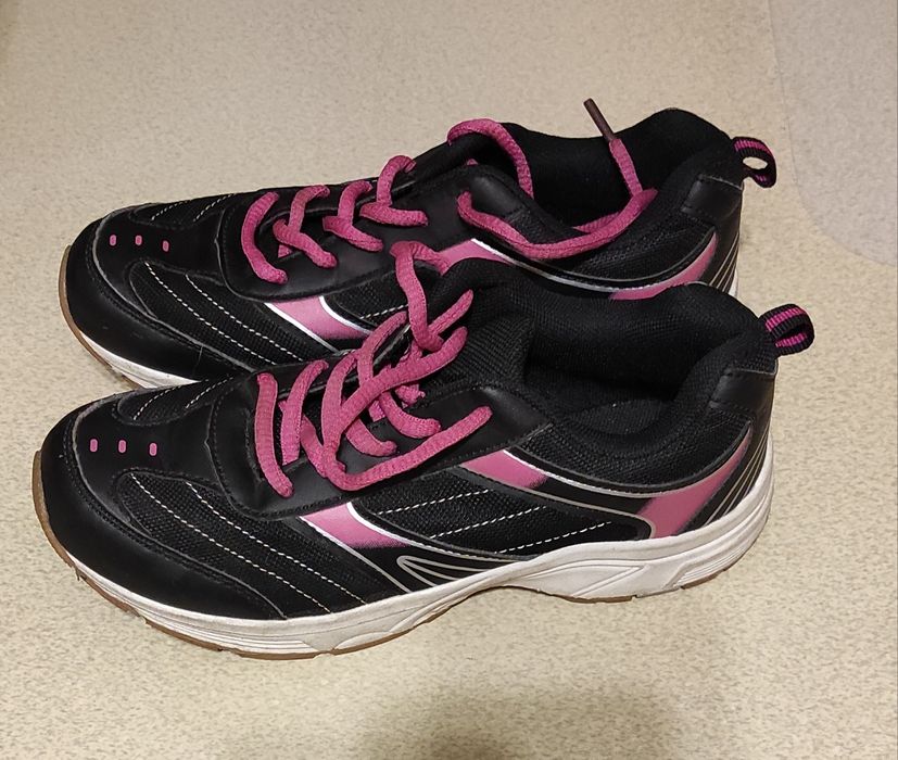 Продаются кроссовки.