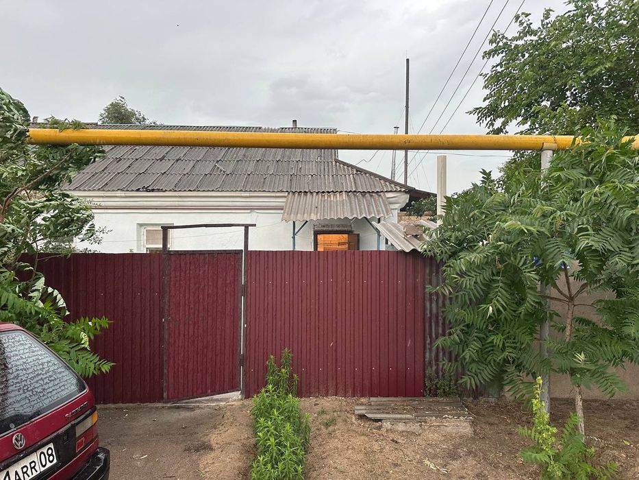 Продаю дом возле базара есть газ вода