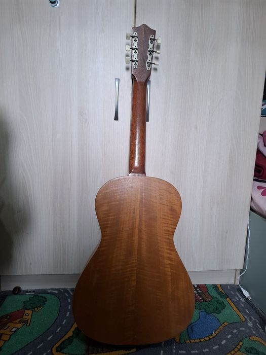 Стара акустична китара "Hofner"