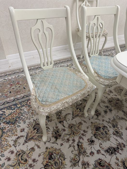 Продается гостиный стол с стулями