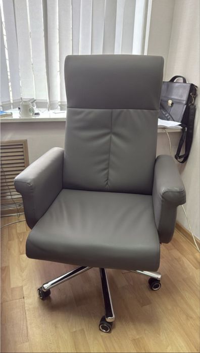 Офисное кресло (кожанное)