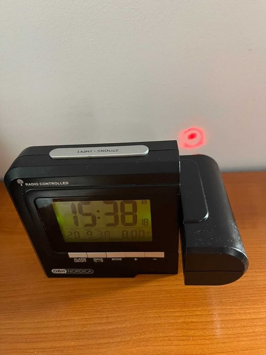 Ceas de masă digital cu ieșire de proiecție laser OBH Nordica Radio Controlled