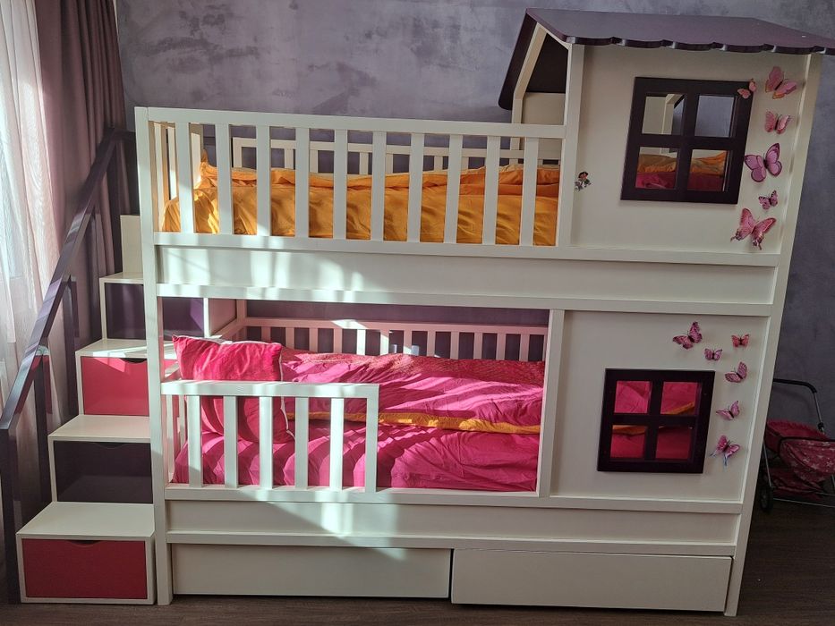 Поръчково двуетажно легло къщичка от масивно дърво