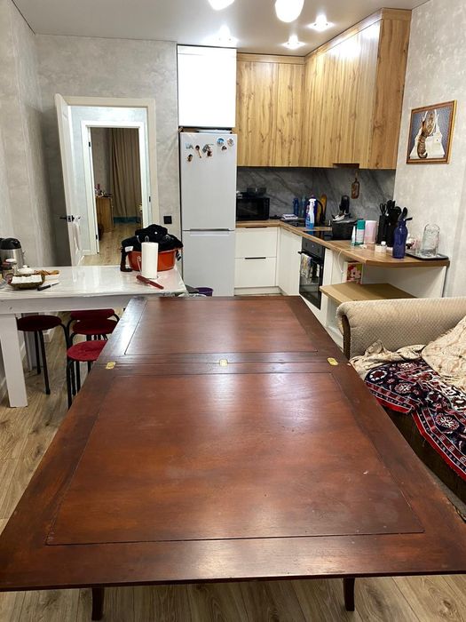 Продам стол для гостинной