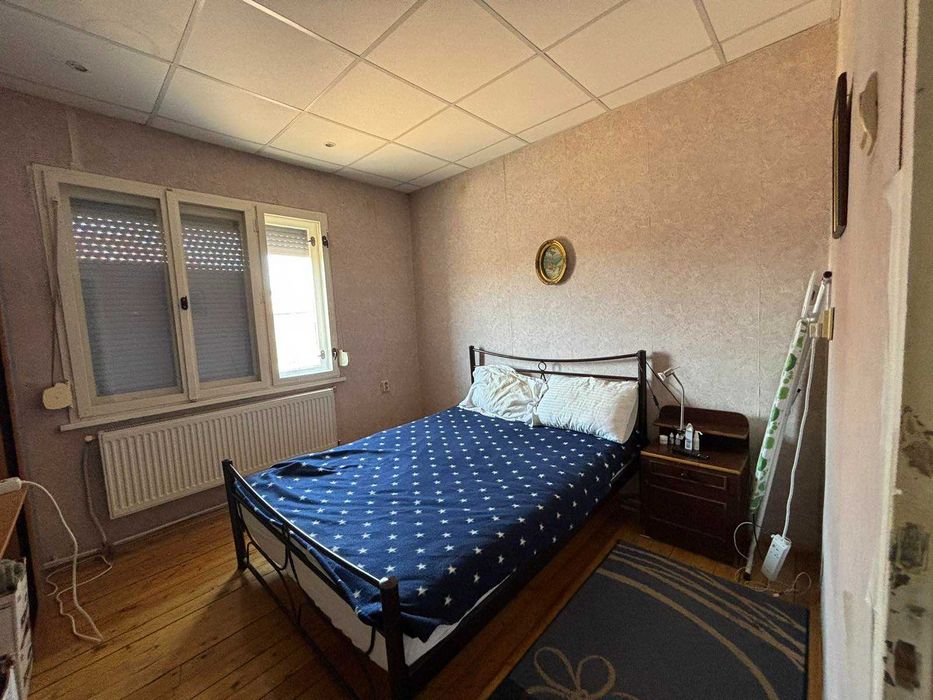 ДВА ЕТАЖА от КЪЩА с РЗП 260 кв.м, двор 150 кв.м, град Баня