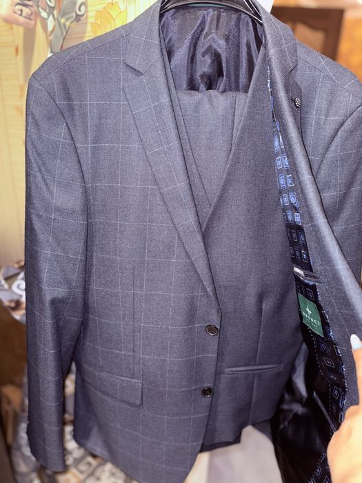 Продается мужские костюмы