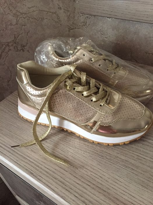 Продам кроссовки . Новые