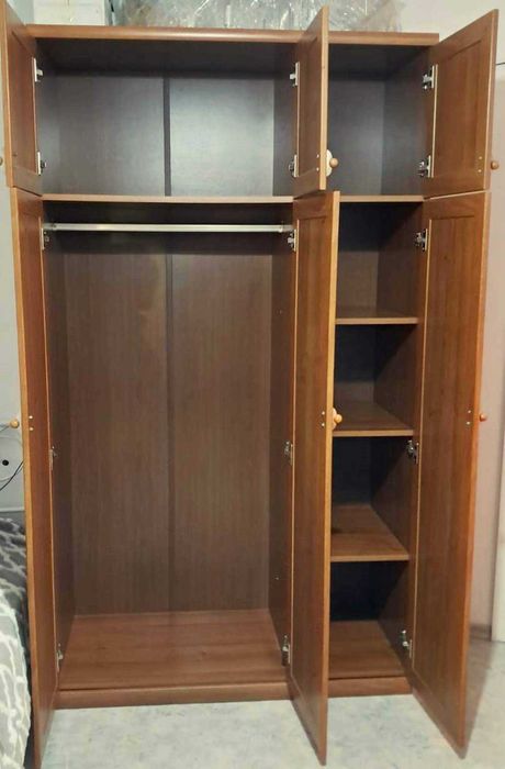 Шкаф плательный трехдверный