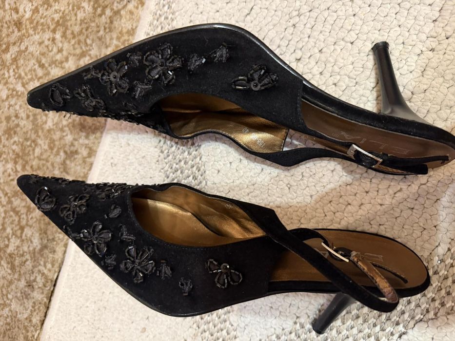 Черни велурени токчета