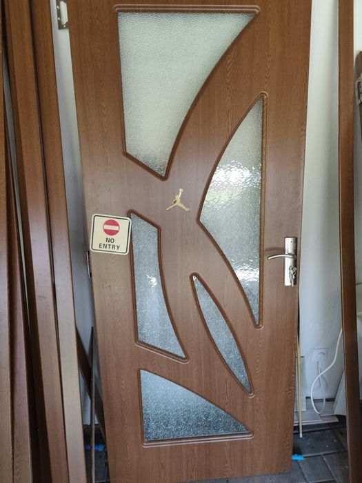 2 cazi baie, un vas wc cu bazin , chiveta cu piciorși  3 uși  de 80 cm,stare foarte bună
