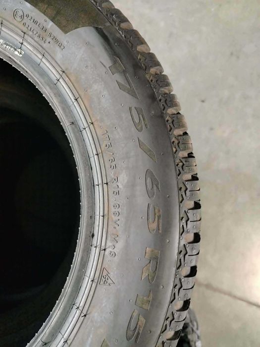 2бр.зимни гуми 175/65/15 Pirelli