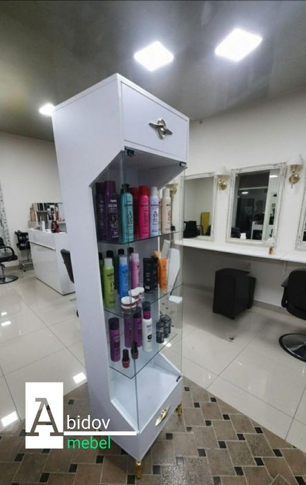 Витрина Hi-Tech для салона красоты / магазина профессиональной космети