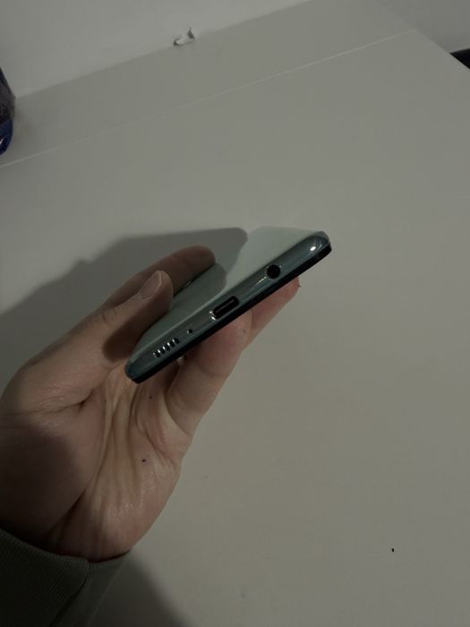 Samsung A71 arata ff bine