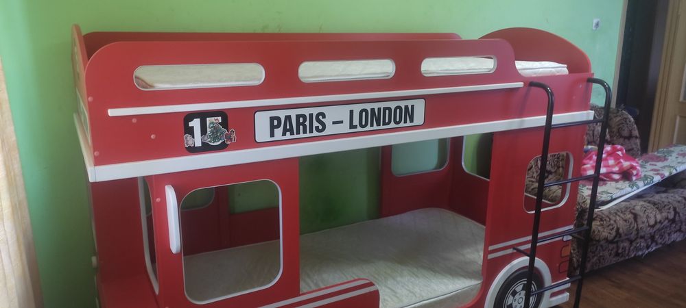 Кровать детская  двухярусная