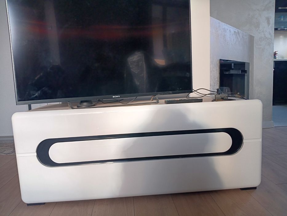 Тиви шкаф и витрина