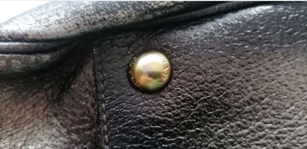 Дамска чанта Prada,оригинална,без никакви забележки ,в отлично сьстояние,естествена кожа,закупена в бутик Prada в Италия