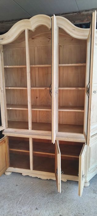 Шкаф витрина естествено дърво