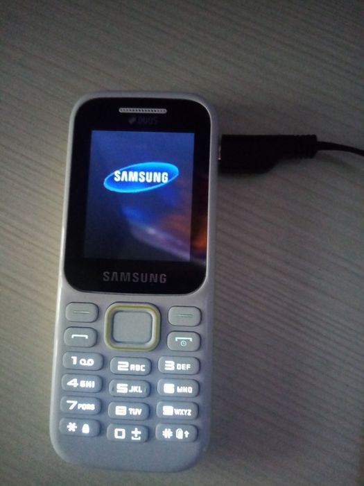 Кнопочный телефон.