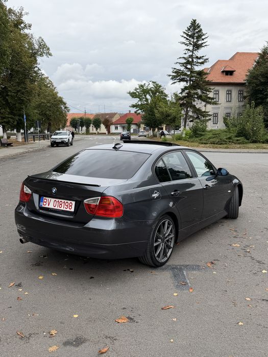 BMW 320i.