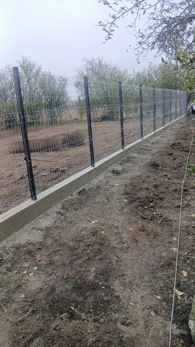 Montaj gard din plăci de beton ,plasa bordurata, sipca metalica