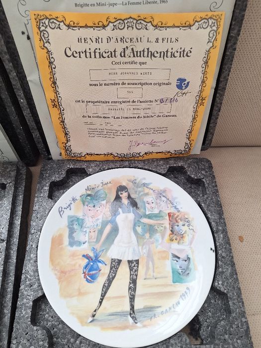 Декоративни чинии " Жените на века"