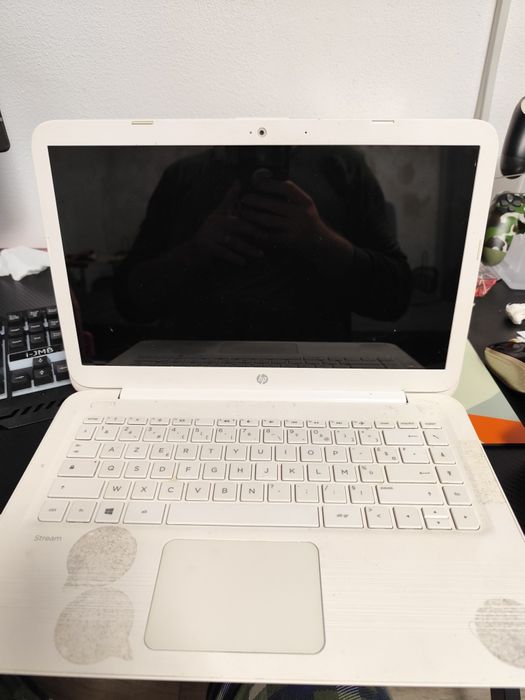 Laptop HP are urme doar de la actibiltele lipite in rest arata bine